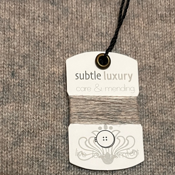 NWT•Subtle Luxury •100% Cashmere Reversible Easy V-Neck Sweater• - Picture 9 of 11